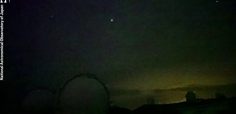 Mysterious green lights appear in the night sky over Hawaii