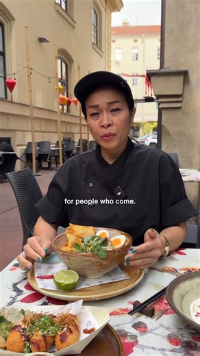 ❤️ Ninti nemusíme dlouze představovat, k našemu týmu patří od samého začátku. 🇹🇭Je původem z Thajska, kde se Tom Yam prodává na každém rohu. Nyní ho ochutnáte i v Sia, a to jako součást speciálního menu plného autentických chutí street foodu. 🥢Tom Yam Moo Sab spojuje sladké, slané i kyselé, a dohromady vytváří chuť, která zahřeje i v nejchladnějším dni. #siarestaurant | Sia Restaurant