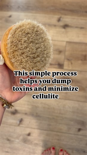 One of the easiest and most powerful ways to boost detox? Dry brushing. Yep, just a few minutes a day can wake up your lymphatic system—aka your body’s built-in detox crew. Unlike your heart, your lymph system doesn’t have a pump… so it needs a little help to keep things moving. That’s where dry brushing comes in. Grab a soft-bristle brush and gently massage in circular motions toward your heart. It’s like a daily wake-up call for your lymph! We love the dry brush from @primallypure—gentle, effe