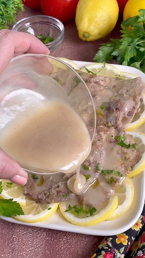 SCALOPPINE AL LIMONE 🍋 facili e gustosissime con una cremina irresistibile 😋 Ingredienti per 4 persone: 600 g di fettine di manzo (controfiletto, scamone) 1 limone 1/2 bicchiere di vino bianco farina sale e olio qb | Ricettedelcuore di Monica Pannacci