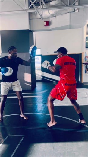 Getting ready to go after my 3rd title April 18th how are the hands looking ? 👀👀 #treathetank