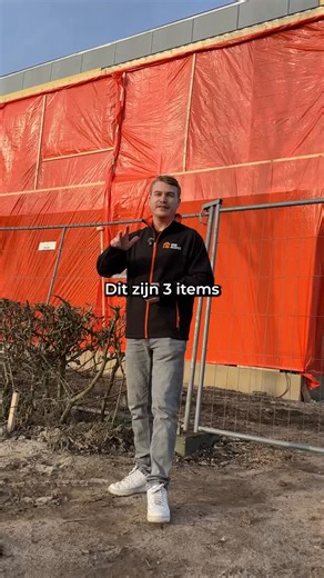Werkkleding voor de bouw? 👷🏗️ Dit zijn 3 items die je echt nodig hebt: softshell jas, werkpolo & een multifunctionele bodywarmer. Bestel vanaf 1 stuk en te personaliseren met je eigen bedrijfslogo. Heb je haast? Kies dan voor onze spoedlevering🙌 #werkkleding #bouw #bouwvakkers #workwear #shirtdiscounter | Shirt-Discounter.nl
