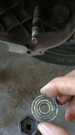 Kongrit Jampama on Instagram: "ลูกปืนแค้งแตกหลวม😂 #ช่างซ่อมมอเตอร์ไซค์ #reelsfb #ร้านtk #motorcycle #คลิปreels #workshop"