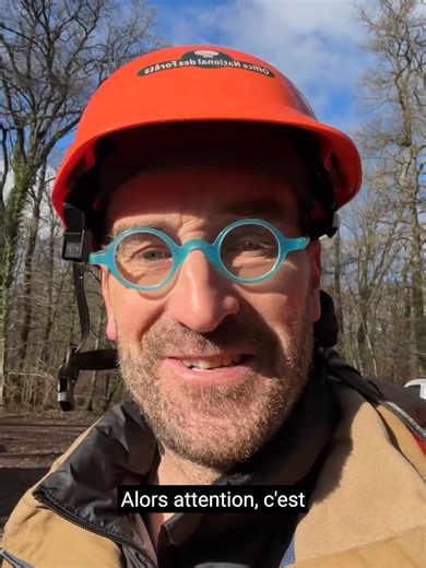 🌳🪽 Vous avez déjà vu des arbres… voler ? Dans la forêt de Seillon, les grumes quittent la forêt par les airs grâce au câble forestier. Une technique qui permet de sortir le bois en le soulevant, pour éviter de tasser les sols forestiers, réduire leur capacité de rétention de l’eau et appauvrir la vie biologique. Moins d’engins, moins de sols tassés. Une autre manière de travailler en forêt existe. Exploiter du bois sans détruire les sols, c’est possible. 📍 Forêt domaniale de Seillon (Ain)