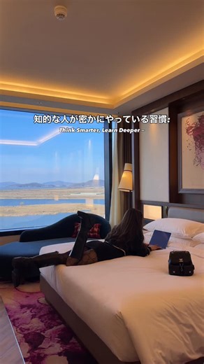 彩華 SAYAKA on Instagram: "↓↓↓ 1️⃣ 「第二の脳」を構築する Notionやスマホのメモアプリを使って、 日々の気づきや夜中のひらめきまで 全部記録しておく。 人の記憶はすぐに薄れる。だからこそ、 「忘れない仕組み」を自分で作っておく。 ⸻ 2️⃣ 脳を“水分補給”させる意識を持つ スクロールを終えたら、自分に聞く。 「今の時間で、何を学んだ？」 もし“何も学べなかった”なら、 それは成長の時間ではなく、 思考を止める時間になっている。 ⸻ 3️⃣ 学びは“軽い刺激”と“深い思考”のセットで。 軽く読める本も、考え込むような本も、 どちらも成長には必要。 一つの視点に偏らないこと。 ⸻ 4️⃣ 毎月、新しい“考え方”を学ぶ。 ひとつの視点にとらわれず、「世界をどう見るか」 というレンズを増やしていく。 例： ・Locus of Control（統制の所在） → 成功者は 「人生のハンドルは自分が握っている」と考える。 ・Lindy Effect（リンディ効果） → 長く生き残っているものは、これからも続く。 ・Skin in the Game（スキン・イン・