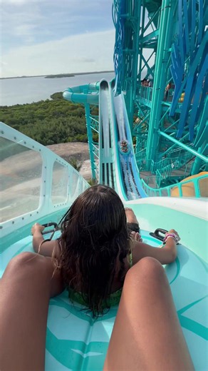 #NCLPartner Tuvimos la oportunidad de vivir en familia la apertura del nuevo Great Tides Waterpark 💦✨ en Great Stirrup Cay y WOW 🤯 Desde una torre de 170 pies con diferentes experiencias, 19 toboganes, un rio interactivo de 800 pies hasta saltos de 15 pies de altura y por supuesto Splash Cay con 9,000 sq. ft. de diversión para los más pequeños 😍 Gracias @Norwegian Cruise Line por invitarnos a ser parte de esta experiencia tan especial. 🚢✨