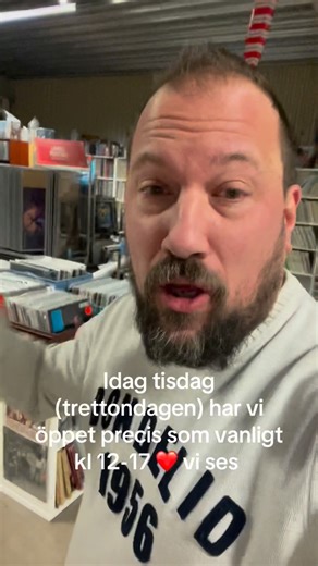 WestComics Halmstad on Instagram: "Vi rotar och letar fram mer och mer saker från lagret. Lagret innehåller ca 1 miljon olika samlarsaker, så det finns lite att ta av. T ex har vi mer musik, tidningar, spel, lego, kort osv osv ❤️ välkomna och ha en helt underbar dag på er 😊"