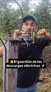 🌩️ ¿Para qué sirve el desviador de rayos?🤔⚡ 👇 Es como un guardaespaldas de su sistema. Cuando cae un rayo, en vez de irse directo al energizador, el golpe se desvía a tierra...💥💥 Así, la cerca se protege y usted duerme tranquilo. ✅ Sin eso, está corriendo el riesgo cada vez que llueve, un solo trueno fuerte puede quemar lo que tanto costó montar.😔😔 💡 Ganadero prevenido vale por dos...🤠 No es gasto… es protección. El desviador no vale lo que vale un energizador nuevo.👍 Pero le puede aho