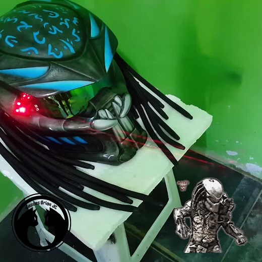 Casco Depredador con Apuntador Láser para Motociclistas