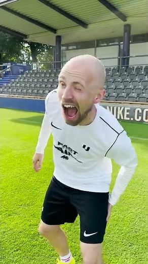 World's fastest football player vs Amateur speed challenge