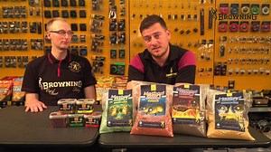 Browning Champion’s Choice Grundfutter – Method BBQ Die Futtersorten der neuen BBQ-Serie wurden speziell für das Angeln mit „the method“ entwickelt. Sie sind leicht anfeuchten, besitzen eine gute Klebkraft, um in der Flugphase oder beim Auftreffen auf die Wasseroberfläche nicht aus- einander zu fallen und lösen sich am Grund dennoch schnell auf. Die Verwendung nur von hochwertigsten Zutaten, ein hoher Fischmehlanteil und die feine Struktur ziehen die Fische schnell auf den Futterplatz. | Zebc