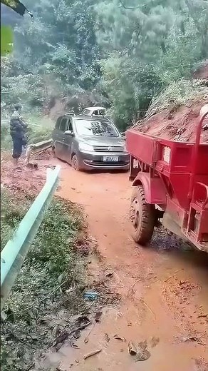 MPV stuck in the mud, the whole village watches an “epic” towing scene!