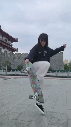 Free as the Wind: Mastering Land Surfing with Lu Chong