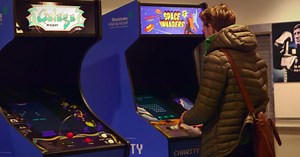 Des bornes d'arcade pour récolter des dons dans un aéroport