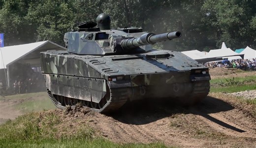 斯洛伐克坦克节——瑞典CV90120轻型坦克机动演示