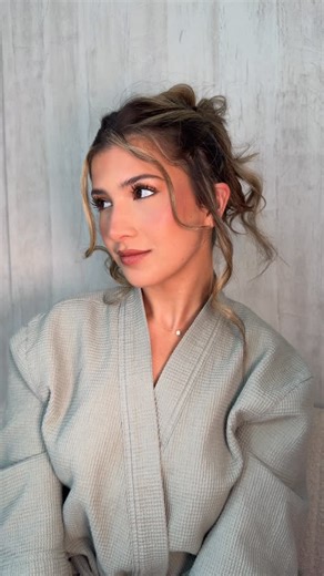 Valeria Rettally ☻ on Instagram: "Xmas updo ✨ un hairstyle super fácil y cómodo para que te hagas en estos días especiales!! Aprovecho para compartirles que todoooo lo que usé lo puedes conseguir en @maissibeautyshop que tiene muchísimoss descuentos y 15% off en equiposs"