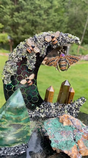 142K views · 4.4K reactions | ✨Emerald • Malachite + Azurite • Smoky Quartz • Tigers Eye • Pyrite • Peridot • Obsidian - This crystal bee moon has all the beautiful greens✨#linusandco #crystalart #bees #emerald #malachite #moon #altar #luxurydecor #darkdecor #crystaldecor | Linus & Co. | Facebook