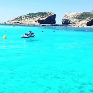 Are YOU ready? 😍☀ Summer officially starts in Malta in just FIVE days' time! 🎥 instagram.com/kiyokiyo.japan.london 📍 Island of Comino Blue Lagoon | 89.7 Bay
