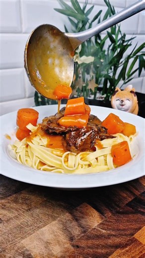 🇫🇷 Recette traditionnelle française Le vrai bœuf carottes, comme à la maison Un plat réconfortant, mijoté lentement, avec une viande fondante et des carottes parfumées… le classique de nos grands-mères 🍲❤️ 🥕 Ingrédients : 2 joues de bœuf 1 kg de carottes 2 oignons 2 gousses d’ail 1 L de bouillon de bœuf eau pour couvrir 15 cl de vin blanc sec 1 càs de concentré de tomate 1 bouquet garni Sel & poivre ⏳ Plus ça mijote, meilleur c’est… un vrai plat de partage et de tradition 😍 Cette recette de