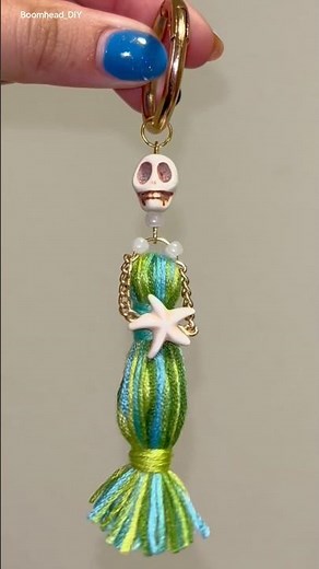 Let’s make a mermaid tassel keychain! 🧜🏼‍♀️💀🌊 #mermaid #keychain #tutorials #summerween #art