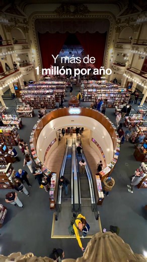 El sábado fue la noche de las librerías y en la Ciudad tenemos una de las más lindas del mundo: el Ateneo Grand Splendid. Primero funcionó como el teatro Grand Splendid y en 2020 fue inaugurado como librería, conservando sus barandas originales, la decoración de época y su cúpula imponente, pintada en 1919, el año en que terminó la Primera Guerra Mundial, para celebrar la paz. En el antiguo escenario actualmente funciona un bar café donde los visitantes pueden sentarse a leer. Los palcos del tea