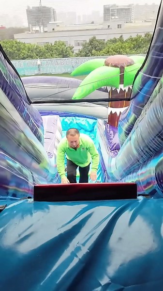 This slide is so smooth, it’s amazing! #waterslide #inflatable #inflatableslide #awesome