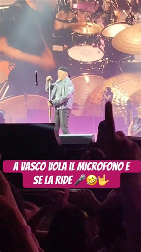 A VASCO VOLA IL MICROFONO E SE LA RIDE 🎤🤣🤟🏻 #vasco #vascorossi #microfono #ridere #perte #fyp