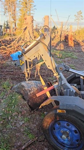 easiest way to move large rocks 💪 #rocks #hydraulic #homemade #diy #lifehacks #fyp