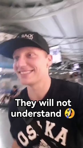 Finnish guy trolls Polish friends at Kansai Airport 😂✈️ | Edizon