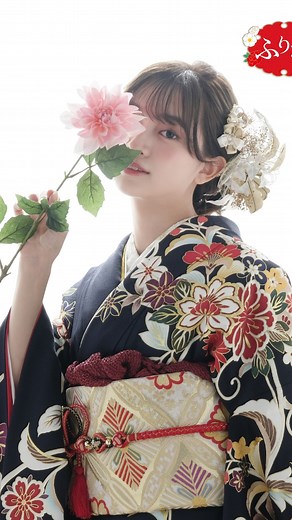 ふりホ【公式】 | 成人式振袖レンタル＆前撮り｜スタジオアリス on Instagram: "non-noモデルで活躍中の佐藤和奏ちゃんが スタジオアリスでふりホ体験🌸 和奏ちゃん着用の振袖が気になる方は、 今すぐWEBカタログをチェックしてみて🥰 ☟着用振袖品番はこちら👀💖 AF-D119 #佐藤和奏 ————————————————— スタジオアリスの「ふりホ」公式Instagramアカウントです👘 「ふりホ」は、新作振袖、受賞振袖、ディズニーデザイン振袖、ブランド振袖 最大約1500種類の振袖の中からどの振袖を選んでも追加費用なしの一律価格99,800円（税抜）！ しかも前撮り、着付け、ヘアセット、成人式当日までの振袖レンタル、小物一式10点付き✨ 京都の匠が伝統技法や熟練の手加工をした“高品質な”振袖をご用意しています。 振袖をご検討中の方はぜひ「ふりホ」までお問合せください🙌✨ ————————————————— #スタジオアリス #studioalice #ふりホ #振袖 #振袖レンタル#レンタル #振袖ヘア #振袖ヘアアレンジ#振袖ネイル#振袖前撮り#振袖コー