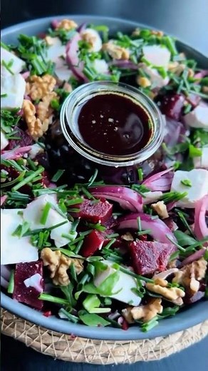 Salade fraîcheur:Betteraves, roquette, féta et Noix