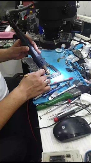 كل الحلول في مكان واحد - Mac Computer Services في مركز ماك، جهازك مش مجرد رقم... إحنا بنفهم احتياجك ونوصل لحل المشكلة من جذورها! 💼 ليه تختار مركز ماك؟ سواء عندك MacBook محتاج صيانة دقيقة، أو لابتوب جيمنج مش شغال بكفاءة، أو حتى بيانات مهمة ضاعت منك... إحنا هنا عشانك! 🍎 خدمات الماك بوك الاحترافية ✅ صيانة البوردة بأعلى دقة ممكنة ✅ إصلاح الشاشة ومشاكل الإضاءة (Backlight) ✅ تغيير البطارية، الكيبورد، والـ Trackpad ✅ حل مشاكل الشحن وعدم التشغيل نهائيًا ✅ ترقية الـ SSD والـ RAM لأداء أسرع ✅ متخصصون في