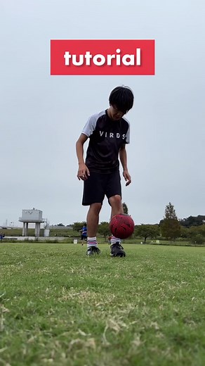 ⬆︎Click here for other tutorial videos #juggling #リフティング #リフティング技 #サッカー #football #soccer #skill #freestylefootball #shu #shuリフティング塾