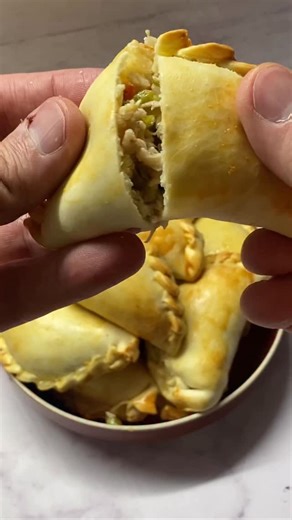 Buenas!!! Hoy vamos con EMPANADAS DE POLLO. Déjame en los comentarios que te pareció. Te leo 😊 INGREDIENTES ⬇️⬇️⬇️ * Pollo cocido 500 Grs. * Manteca 25 Grs. * Harina 25 Grs.. * leche 250 Grs. * Morron rojo 1 Unidad. * Cebolla de verdeo 2 Unidades. * Cebolla 2 Unidades. * Ajo 2 dientes. * Sal, pimienta, nuez moscada A gusto. PROCEDIMIENTO ⬇️⬇️⬇️ 1. Desmenuzar el pollo previamente cocido (puede ser pollo hervido, al horno o restos que te quedaron de otras preparaciones), reservar. 2. Para la sals