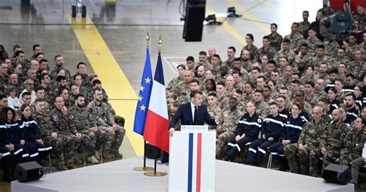 «On est en train de se faire sortir du marché» : quand Emmanuel Macron interpelle directement les industriels de l’armement lors de ses vœux aux armées
