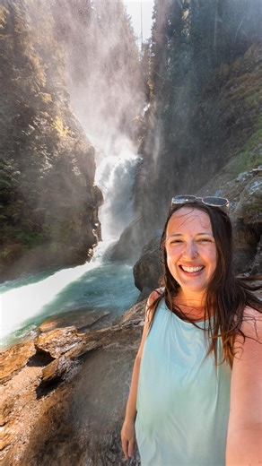 Where are my waterfall chasers? 👉 Come say hi and follow along we explore the many beautiful waterfalls in this world 👋 📍 Bear Creek Falls in Glacier National Park (Canada) is a 1.1km, fairly easy hike just off the Trans Canada Highway. There are a few steep sections, but they’re not overly long so just take it slow if you find them tiring. There are some stairs and bridges along the way, too! Once you reach the waterfall, you’ll soon be soaking wet as it tumbles down the narrow canyon. It’s 