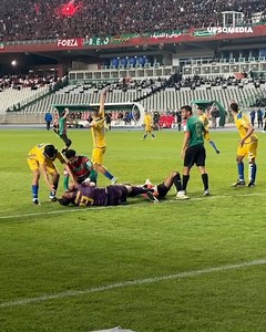 Le gardien s'était jeté de toutes ses forces pour empêcher le ballon d'entrer, mais il a fini par être assommé, inquiétant tout le monde sur le terrain. Content owned by ARK media | Cracks du sport