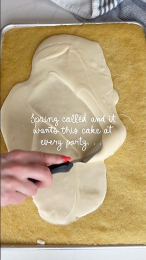 If you love Texas Sheet Cake, this vanilla version is about to become your new go-to. 🔥