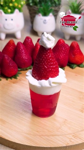 The simplest and most charming Christmas dessert you’ll ever see!🎅🍓✨ #Christmas #Dessert #Strawberry