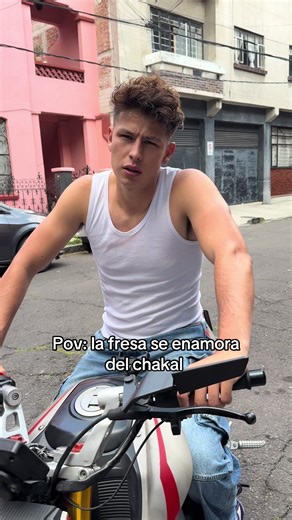 El amor entre la fresa y el chacal en el metro