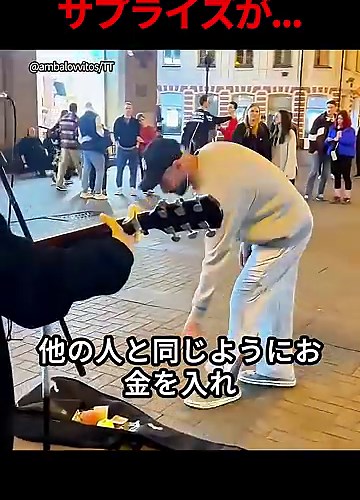 ストリートパフォーマーが心温まるサプライズを受ける #ストリートシンガー #感動ストーリー #サプライズ #音楽の力 #街角の奇跡