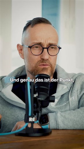 Kai - evidenzbasierte Physiotherapie on Instagram: "Das Korrektur-Reel ist bereits online. Wichtiger als der konkrete Inhalt ist für mich der Grundsatz dahinter: Gesundheits-Content muss überprüfbar sein. Nicht „glaub mir“, sondern: Quelle drauf – dann kann jede:r prüfen. Wenn Quellen sichtbar sein müssen, passieren zwei Dinge: 1 Creator prüfen besser, bevor sie posten. 2 Viel „lauter“ Content würde gar nicht entstehen – weil er die Prüfung nicht überlebt. Genau deshalb setze ich mich für Quelle