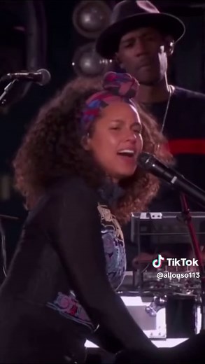 Alicia Keys and John Mayer Live in Times Square
