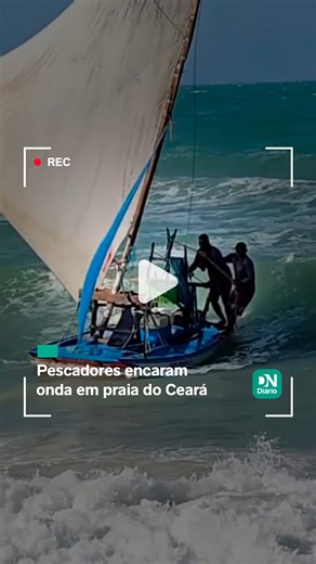 Diário do Nordeste on Instagram: "Dois pescadores deram um verdadeiro show de equilíbrio ao tentarem atracar sua jangada em meio ao mar agitado do Aracati, no Ceará. O vídeo mostra o exato momento em que uma onda gigante atinge a embarcação na hora da chegada, fazendo a estrutura inclinar. "Larga a corda", gritou um dos homens durante o momento. Com muita habilidade, eles conseguiram manter a jangada estável até que chegar até a areia. Vídeos: @welison_da_majorlandia | @myhoodbr"