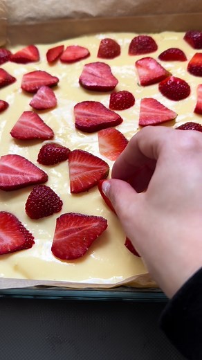 Who loves strawberries? 😍 #bakingrecipe #strawberry #cakedecorating #springvibes #bakery #sunshine #tiktokvideo #deliciousrecipes #desserts #havefunwithit #viralvideo #fyyyyyyyyyyyyyyyy #trends #fyp #backenmachtglücklich