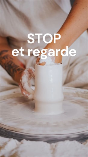 Justine Ribéra - Céramiste on Instagram: "J’avais envie de vous proposer autre chose aujourd’hui. Une vidéo sans musique, sans coupe rapide, juste le temps réel d’une pièce qui se fabrique. On passe tellement de temps à scroller, à enchaîner les images… Là, je façonne une pièce devant vous, simplement, et je vous offre ces deux minutes comme une pause. Un moment pour ralentir, regarder un geste, laisser l’esprit se reposer. Si vous êtes restés jusqu’au bout, j’espère que ça vous a fait du bien �