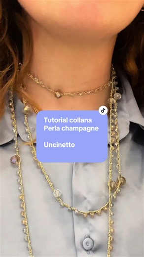 Tutorial collana uncinetto. Il kit per realizzare la tua collana con perle champagne è in vendita. Per acquistare il kit passa dal negozio, oppure scrivici per riceverlo direttamente a casa tua 📦🚚. #uncinetto #tutorialuncinettofacile #tutorialuncinetto #crochet #tutorial #tutorialcollanauncinetto #collanauncinetto #CapCut