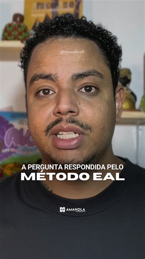 🌍 AMANDLA | Educação Preta on Instagram: "⚠️ Esse vídeo é um trecho da primeira aula do Método EAL — e ele existe por um motivo: você já está decidindo, mesmo quando não percebe. Se você compra, indica, usa ou leva livros até crianças pretas, você mexe diretamente com: • imaginação • pertencimento • autoestima • o modo como a criança aprende a se enxergar no mundo Dois livros podem parecer “bem-intencionados”. Um fortalece. O outro ensina a criança preta a diminuir a si mesma — e isso pode acon