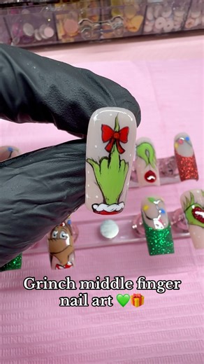 Grinch middle finger nail art 💚🎁 #nails #nailart #nailinspo #grinch #grinchnails #christmasnails