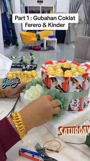93K views · 619 reactions | Kita share part 1 dulu.. part 2 klu ada yg request nak thk baru kita share ye.. @highlight. #fblifestylechallenge #gubahancoklat #coklat #ferero #kinderbueno #parade #thanksgiving #gingerbread #delicious #stuffing | Eiyna Asaari | Facebook
